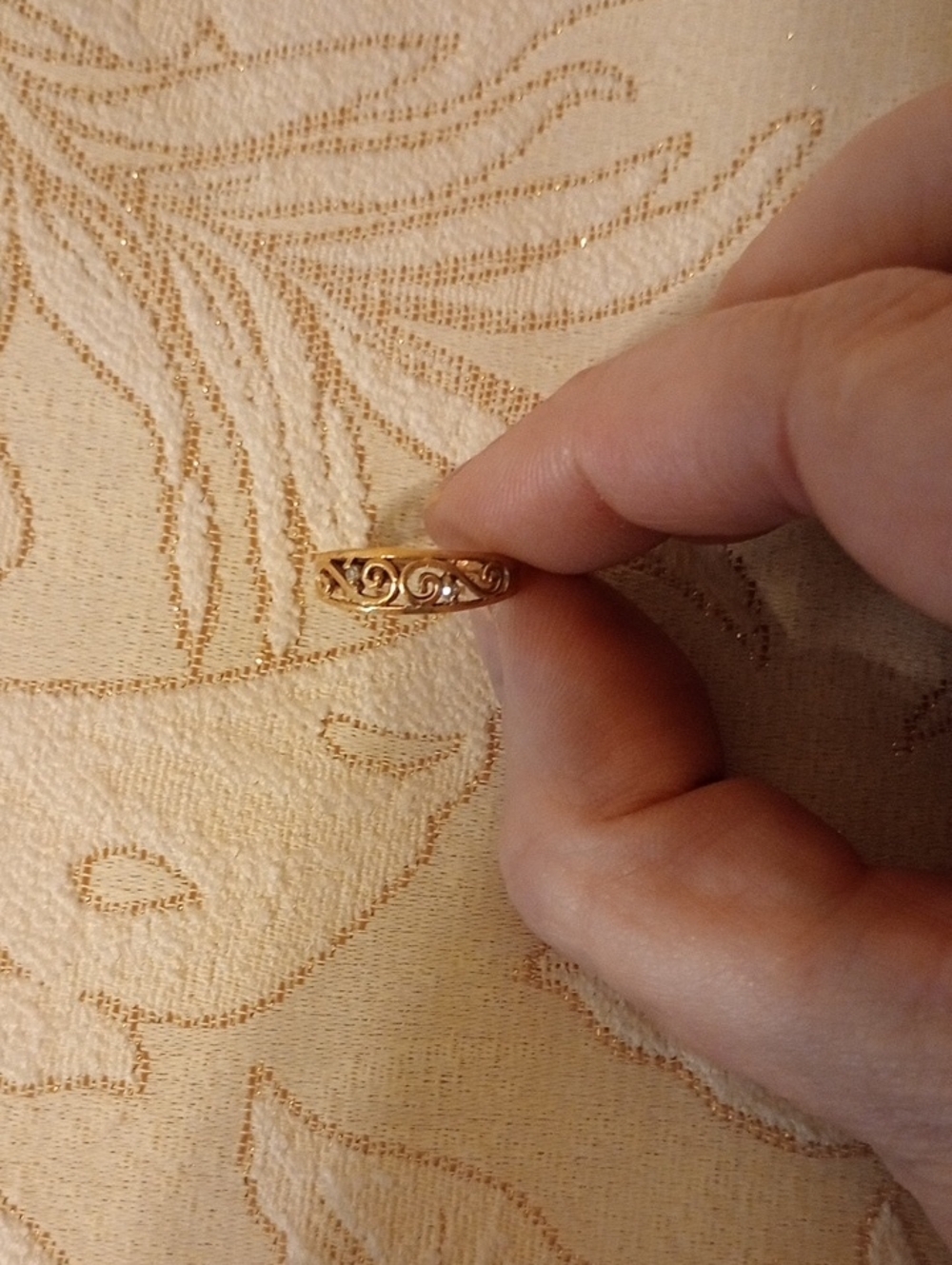 Elegant Gold Filigree Women's Band Ring